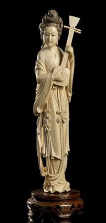 FIGURA FEMMINILE CON STRUMENTO IN AVORIO 
Cina, inizio del XX secolo