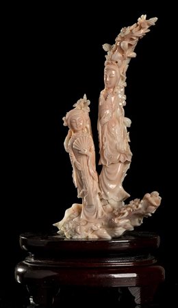 GRUPPO IN CORALLO ROSA CON FIGURE FEMMINILI 
Cina, inizio del XX secolo