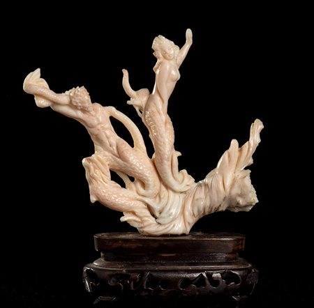 GRUPPO IN CORALLO ROSA CON FIGURE   
Cina, inizio del XX secolo