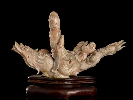 GRUPPO IN CORALLO ROSA CON DRAGO E DIVINITÀ 
Cina, inizio del XX secolo