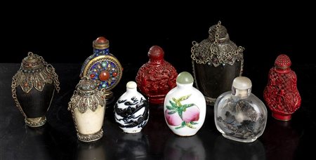 NOVE SNUFF BOTTLES IN MATERIALI DIVERSI 
Cina, XX secolo