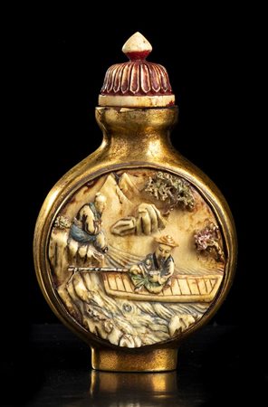 SNUFF BOTTLE IN METALLO DORATO E AVORIO DIPINTO 
Cina, dinastia Qing, XIX secolo