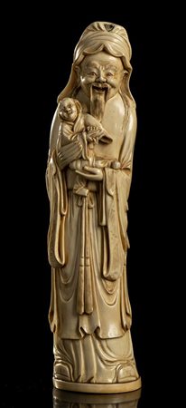 DIVINITÀ CON BAMBINO IN AVORIO 
Cina, inizio del XX secolo