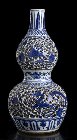 VASO A DOPPIA ZUCCA MODELLATO 'A GIORNO' IN PORCELLANA 'BIANCO E BLU', HULUPING 
Cina, XX secolo