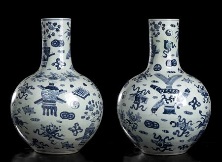 COPPIA DI GRANDI VASI 'BIANCO E BLU' IN PORCELLANA, TIANQIUPING 
Cina, XX secolo
