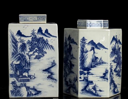 DUE VASI CON COPERCHIO IN PORCELLANA 'BIANCO E BLU' 
Cina, XX secolo