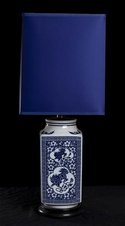 VASO IN PORCELLANA 'BIANCO E BLU' MONTATO A LUME 
Cina, XX secolo