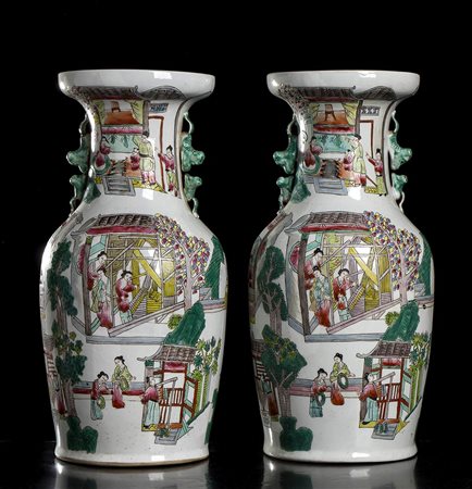COPPIA DI VASI A BALAUSTRO IN PORCELLANA POLICROMA 
Cina, XX secolo