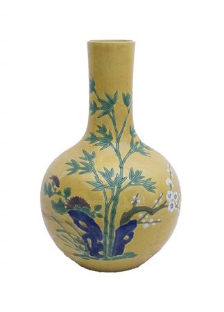 VASO A BOTTIGLIA IN PORCELLANA CON FONDO GIALLO E DECORO POLICROMO, TIANQIUPING 
Cina, XX secolo