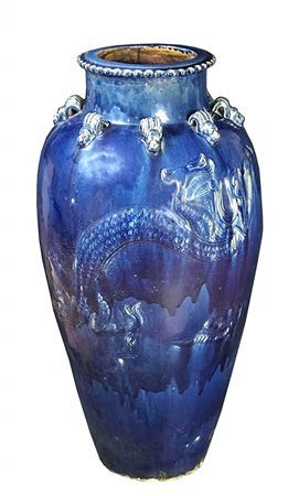 GRANDE GIARA IN CERAMICA MARTABAN CON INVETRIATURA BLU E DECORO DI DRAGO 
Cina meridionale (?), XX secolo