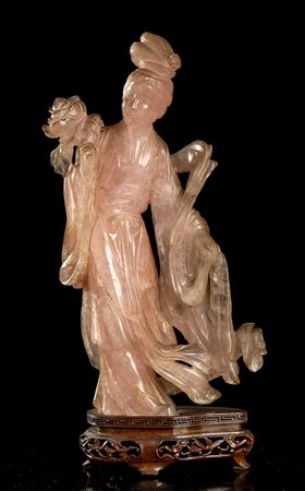 FIGURA FEMMINILE IN QUARZO ROSA 
Cina, XX secolo