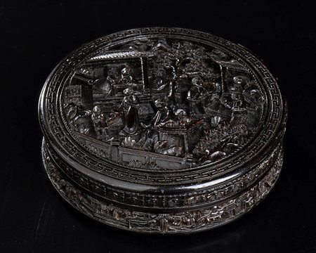 PICCOLA SCATOLA CIRCOLARE CON COPERCHIO IN TARTARUGA 
Cina, dinastia Qing, XIX secolo