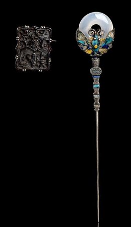 SPILLONE DA CAPELLI IN ARGENTO SMALTATO CON PIETRA E SPILLA IN CORNO 
Cina, inizio del XX secolo