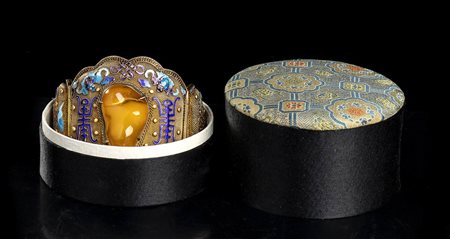 BRACCIALETTO IN ARGENTO PARZIALMENTE SMALTATO CON INSERTO IN AMBRA 
Cina, inizio del XX secolo