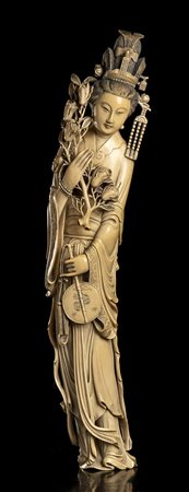 FIGURA FEMMINILE IN AVORIO 
Cina, inizio del XX secolo