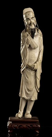 FIGURA MASCHILE IN AVORIO 
Cina, inizio del XX secolo