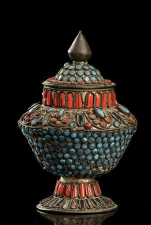 VASETTO CON COPERCHIO IN METALLO E INTARSI 
Nepal, XX secolo