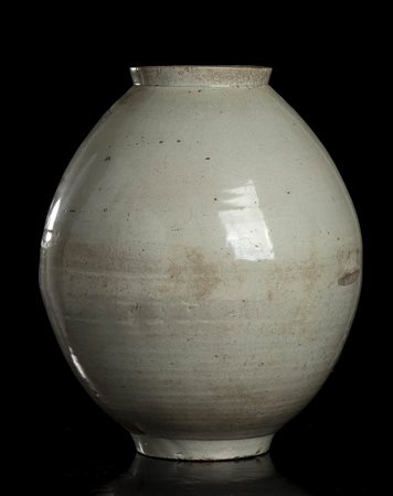GRANDE 'MOON JAR' IN PORCELLANA INVETRIATA 
Corea, dinastia Joseon, XVIII-XIX secolo