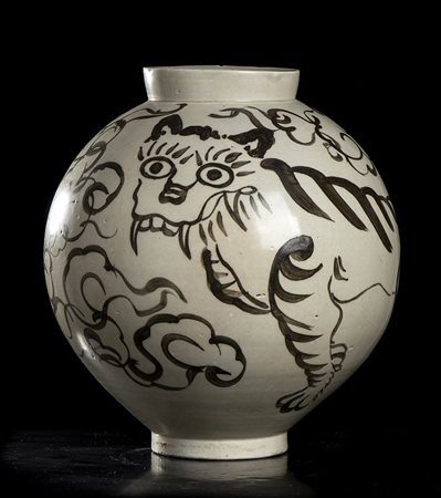 GIARA IN CERAMICA INVETRIATA CON DECORO A SMALTO BRUNO 
Corea, XX secolo