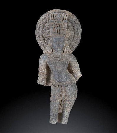 SCULTURA IN SCISTO NERO CON VISHNU 
India, Bihar, Pala, XI - XII secolo