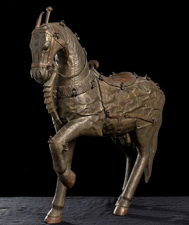 CAVALLO IN LEGNO CON RIVESTIMENTO IN PIASTRA DI RAME
India, XX secolo