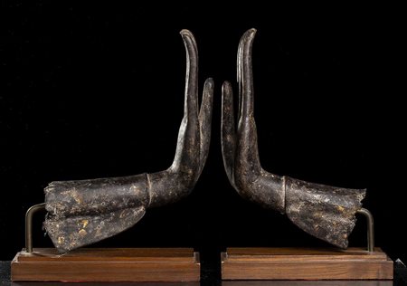 DUE MANI DI BUDDHA IN BRONZO 
Thailandia, stile Ayutthaya