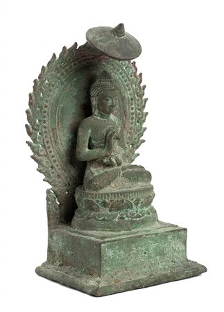 BUDDHA IN TRONO IN BRONZO 
Giava, stile Majapahit