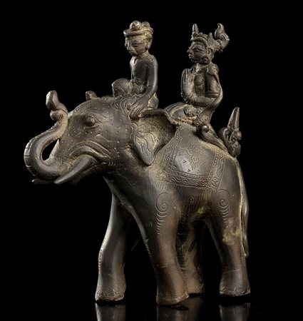DUE FIGURE SU ELEFANTE IN BRONZO 
Indonesia, XX secolo