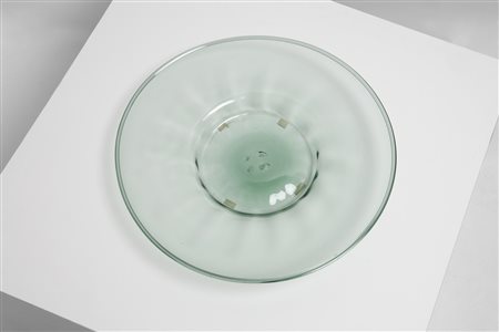  VENINI - attribuito. Piatto in vetro verdino leggermente costolato.