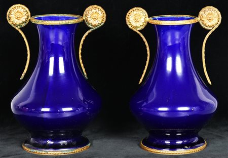 COPPIA DI VASI coppia di vasi in porcellana blu cobalto con applicazioni in...