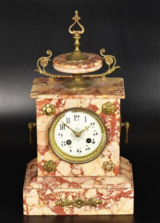 OROLOGIO DA CAMINO orologio con cassa in marmo rosato sormontata da coppa...