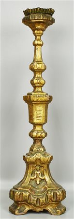 CANDELIERE IN LEGNO candeliere in legno scolpito e dorato h 63 cm Italia, XIX...