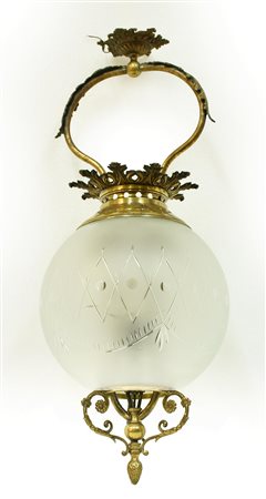 LAMPADARIO lampadario in bronzo dorato con globo in vetro satinato ad una...