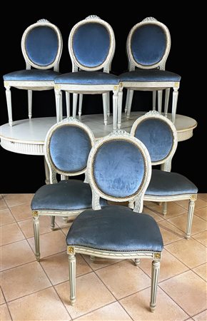 LOTTO DI 8 SEDIE GUSTAVIANE in legno dolce laccato con decorazioni in oro...