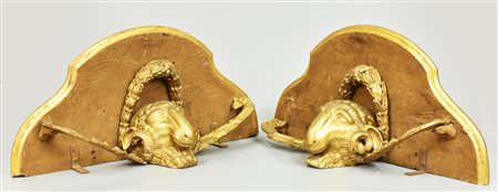 COPPIA DI MENSOLE coppia di mensole in legno scolpito e dorato raffigurani...