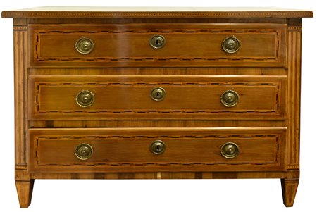 CASSETTONE LUIGI XVI cassettone a tre cassetti finemente lastronato con...