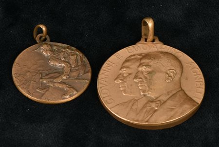 COPPIA DI MEDAGLIE in bronzo: - una raffigurante Giovanni e Edoardo Agnelli...