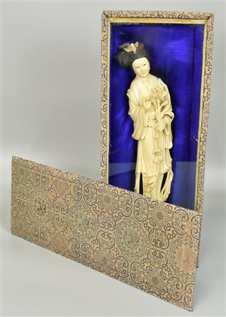 SCULTURA IN AVORIO scultura in avorio raffigurante Guanyin con fiori montata...