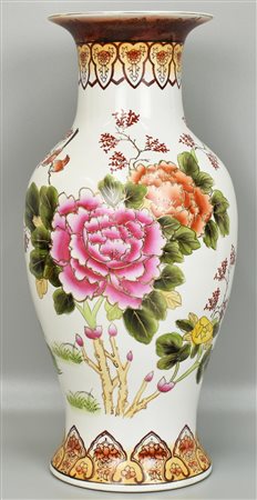 VASO CINESE in porcellana finemente decorato a motivi floreali, pavone e...