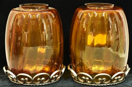 COPPIA DI LUCERNE coppia di lucerne in vetro giallo arancio con base in ferro...