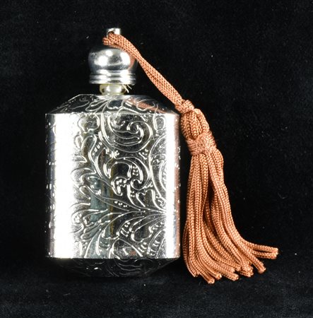 BOCCETTA PORTA PROFUMO in resina argentata Francia, 1970 circa mm 63x35