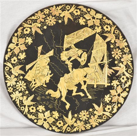 PIATTO CENTROTAVOLA in metallo con decorazioni in oro zecchino raffigurante...