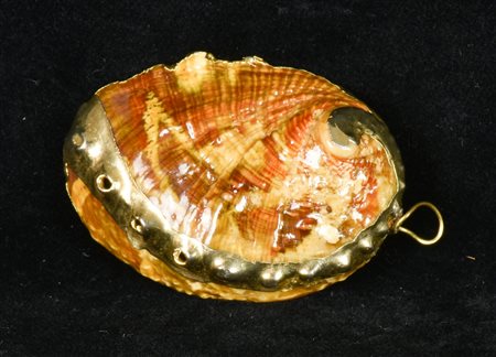 PENDENTE conchiglia con inserto in metallo dorato Italia, 1950 mm 50x35