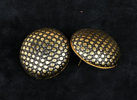 ORECCHINI in resina dorata e nera Italia, anni '70 diam cm 3,8