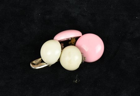 COPPIA DI ORECCHINI rosa e bianchi Francia, anni '70 diam mm 18 e 22