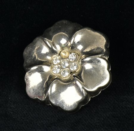 SPILLA in metallo argentato a forma di fiore con strass Italia, 1960 diam mm...