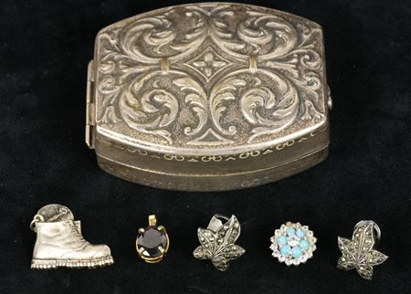 SCATOLA CON CHARMS scatola in metallo sbalzato contenente 5 charms di varie...
