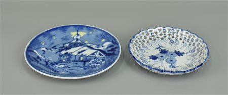 COPPIA DI PIATTI IN PORCELLANA con decorazioni blu d. 15 cm e 18 cm