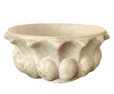 Ciotola in marmo pieno baccellato e smerlato al bordo