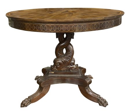 Tavolo rotondo con piede centrale a delfino.